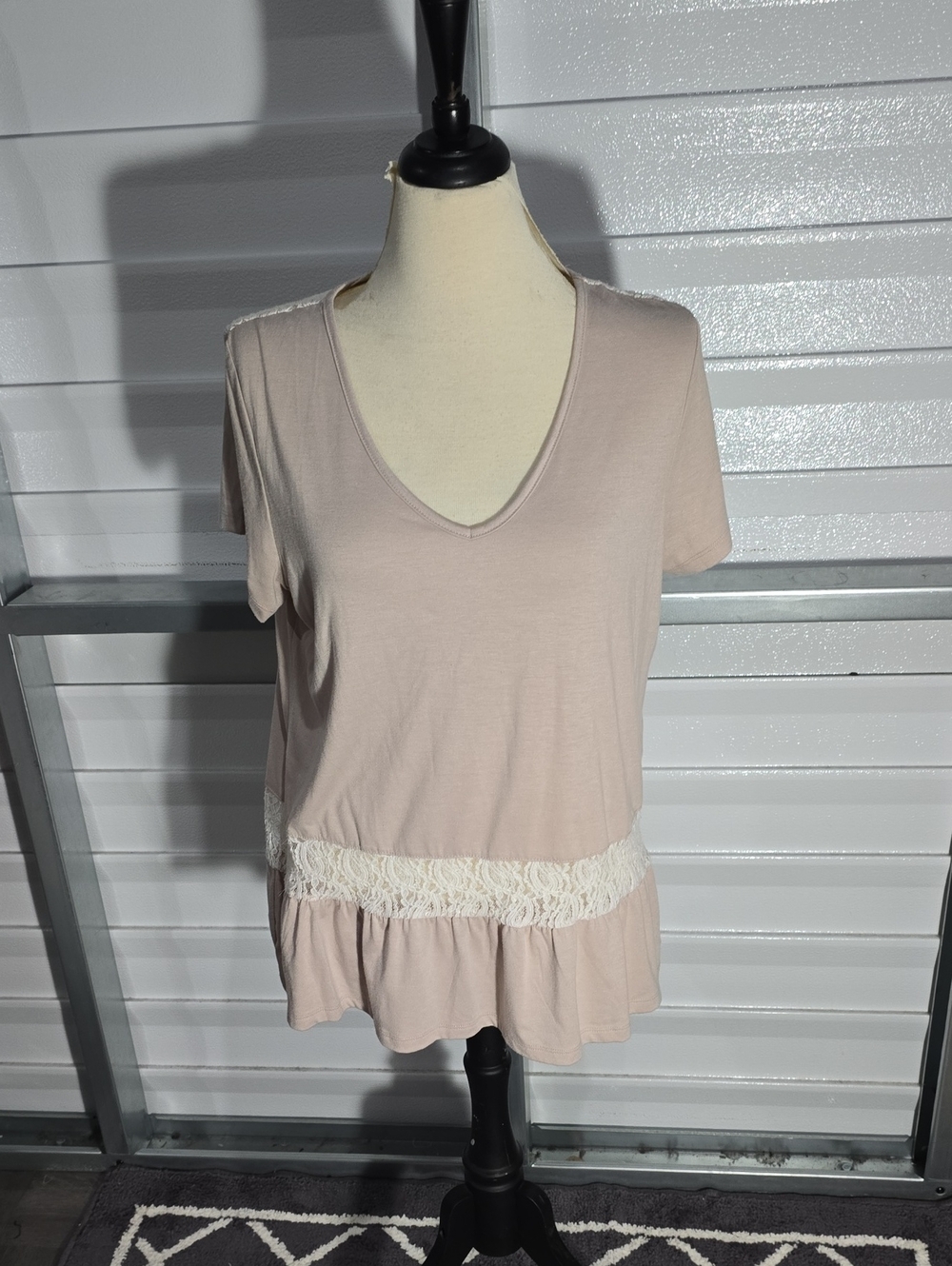 VENUS Cream Blush V-Neck Short Sleeve Tee with Lace Waist Size XL